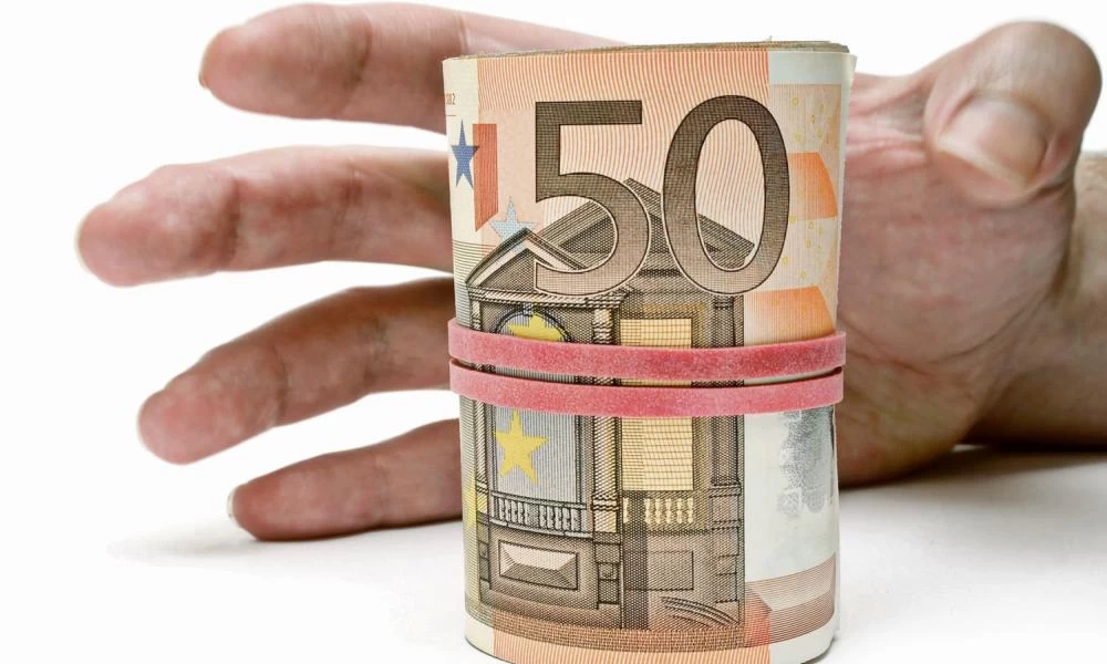 Γίνονται κατασχέσεις σε μισθούς και επιδόματα από λογαριασμούς που είναι… ακατάσχετοι